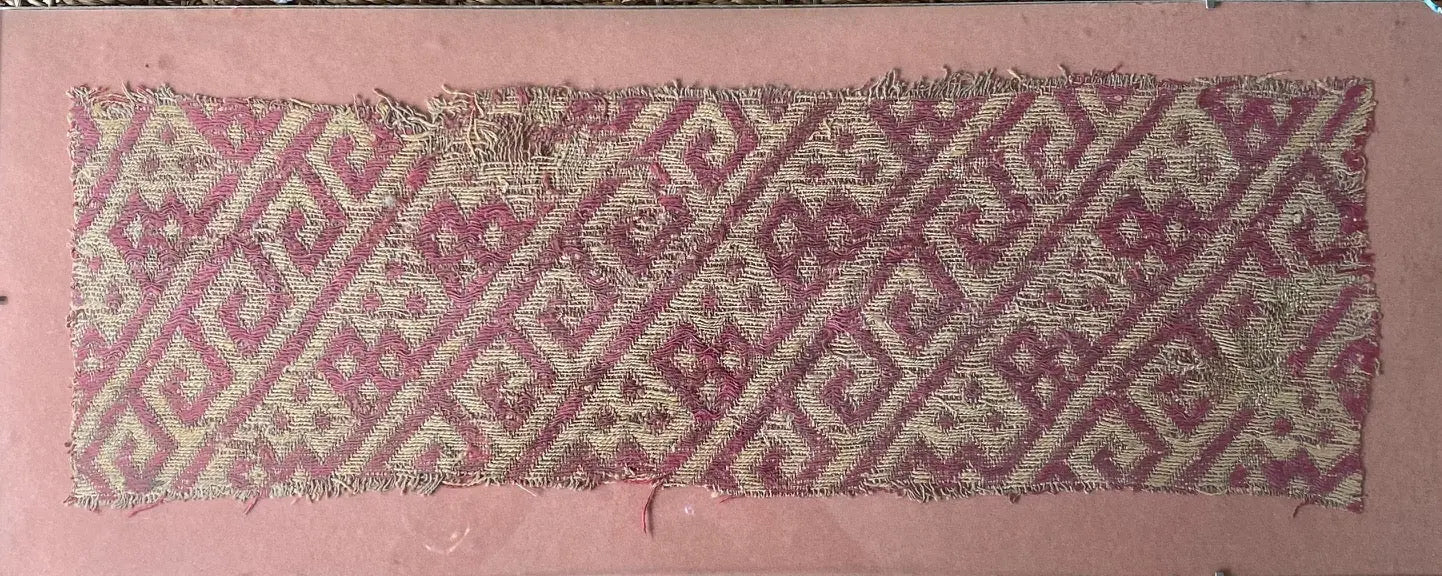 Fragments de tapis anciens, sous verre, 3 de taille différente sous verre. Antiquités de France