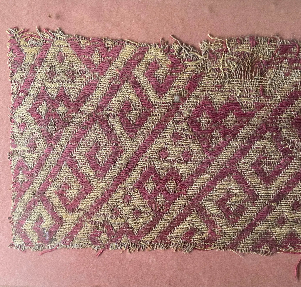 Fragments de tapis anciens, sous verre, 3 de taille différente sous verre. Antiquités de France