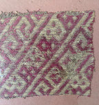 Fragments de tapis anciens, sous verre, 3 de taille différente sous verre. Antiquités de France