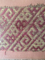 Fragments de tapis anciens, sous verre, 3 de taille différente sous verre. Antiquités de France