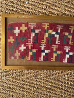 Fragments de tapis anciens, sous verre, 3 de taille différente sous verre. Antiquités de France