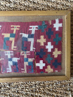 Fragments de tapis anciens, sous verre, 3 de taille différente sous verre. Antiquités de France