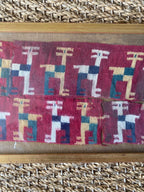 Fragments de tapis anciens, sous verre, 3 de taille différente sous verre. Antiquités de France