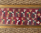Fragments de tapis anciens, sous verre, 3 de taille différente sous verre. Antiquités de France