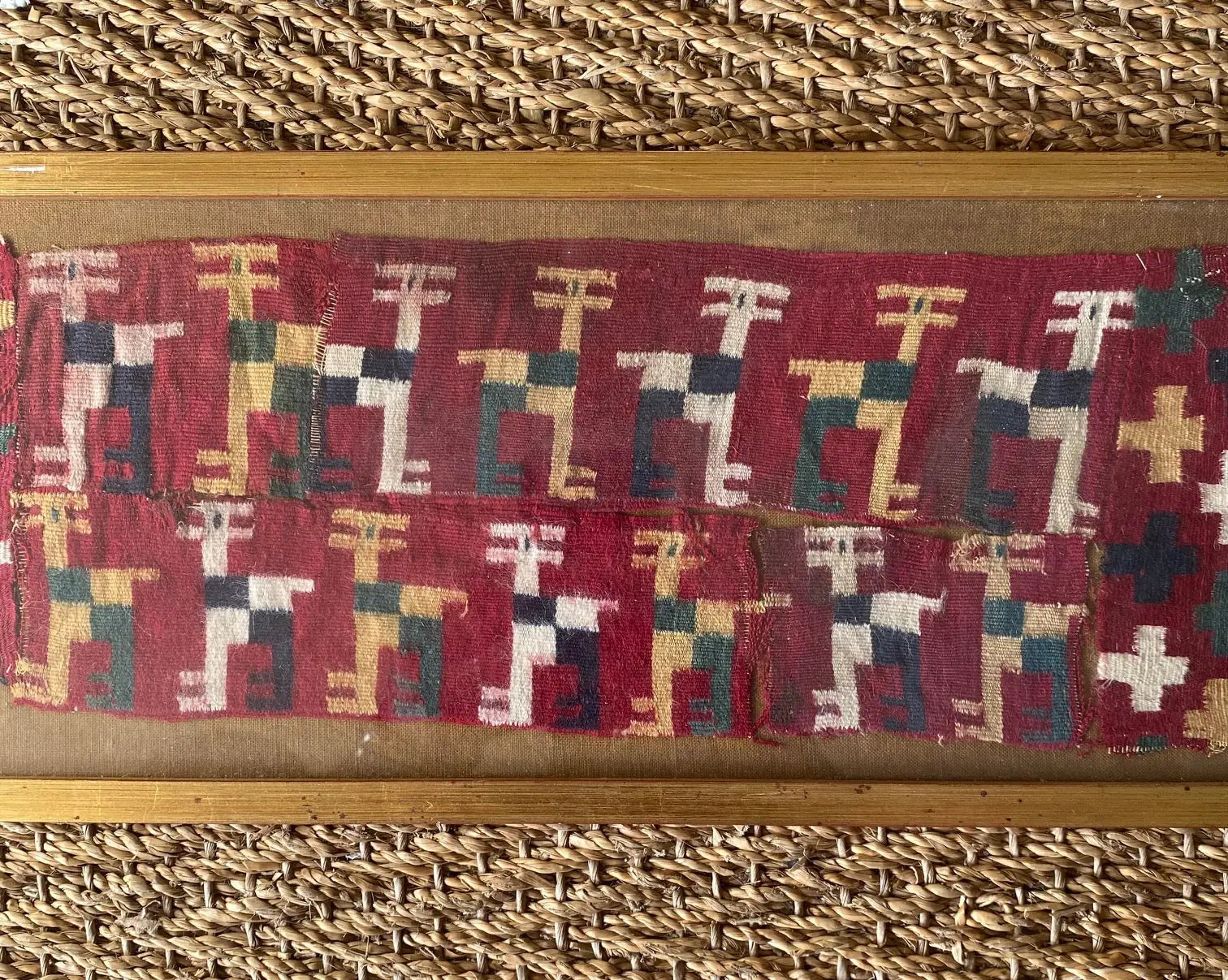 Fragments de tapis anciens, sous verre, 3 de taille différente sous verre. Antiquités de France