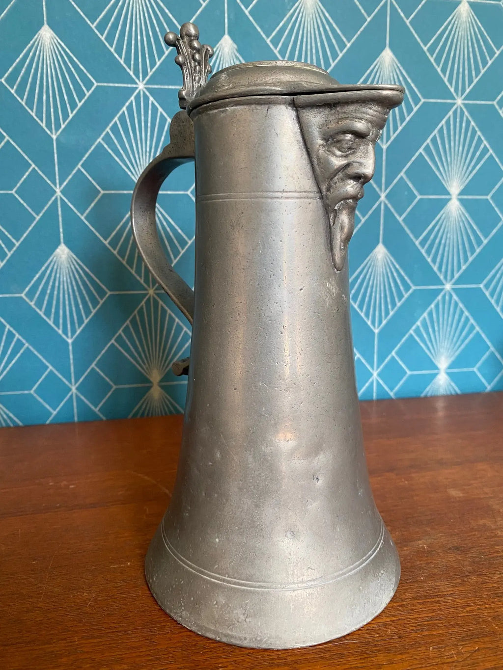 Chope en étain, XVIIIème, à décors d'un visage, armoiries présentes. Rare. Antiquités de France