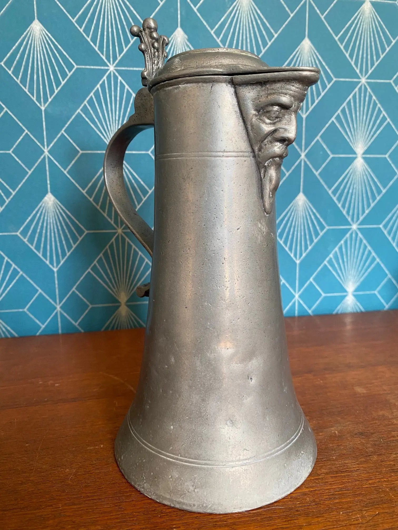 Chope en étain, XVIIIème, à décors d'un visage, armoiries présentes. Rare. Antiquités de France