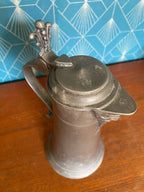 Chope en étain, XVIIIème, à décors d'un visage, armoiries présentes. Rare. Antiquités de France