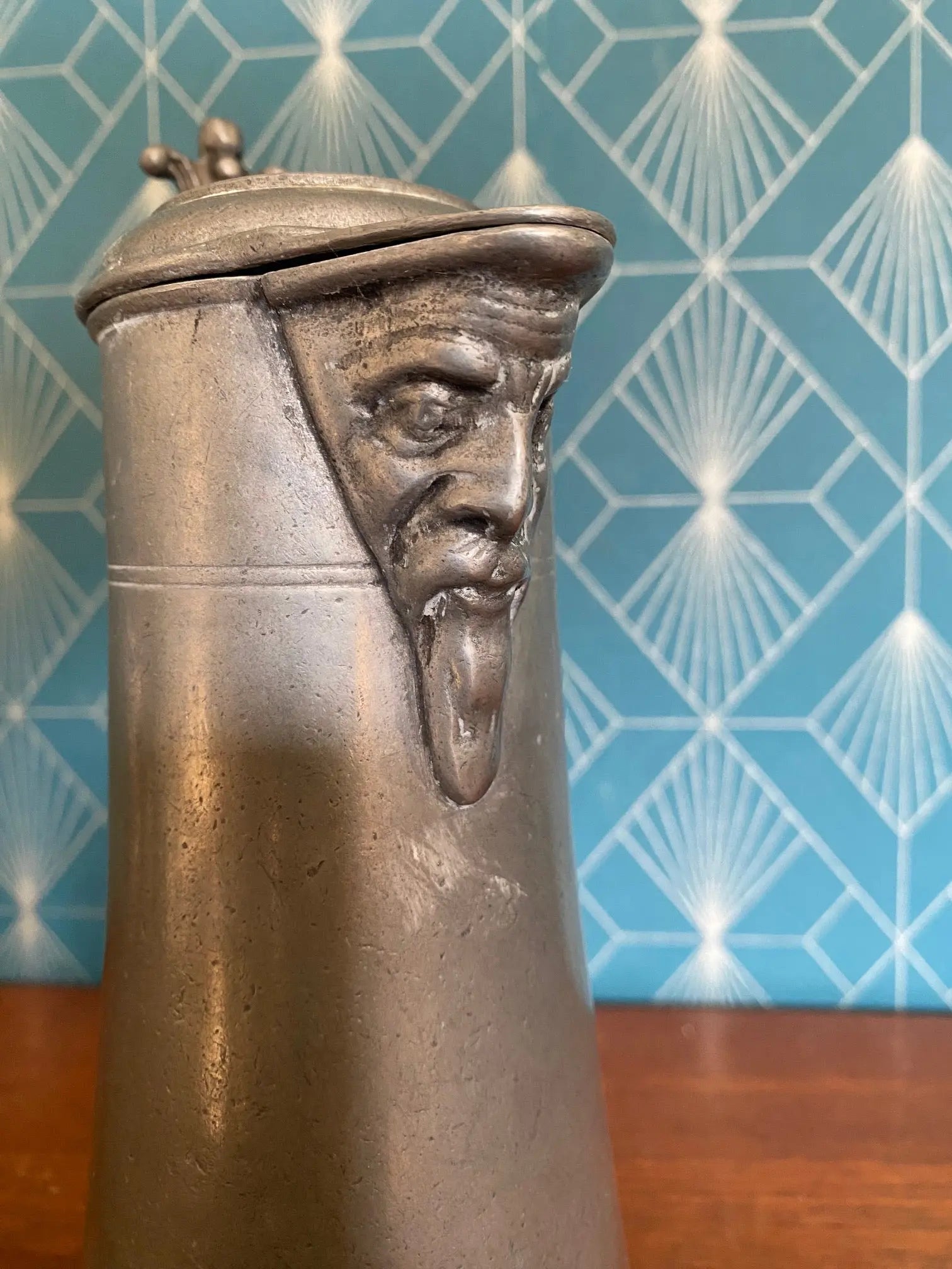 Chope en étain, XVIIIème, à décors d'un visage, armoiries présentes. Rare. Antiquités de France