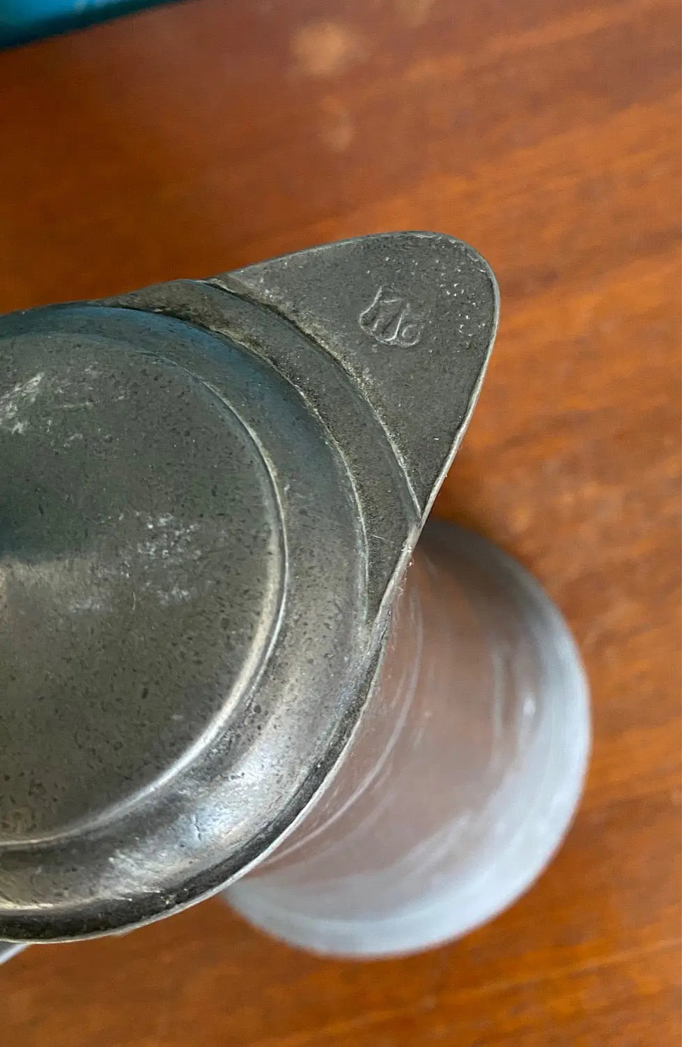 Chope en étain, XVIIIème, à décors d'un visage, armoiries présentes. Rare. Antiquités de France