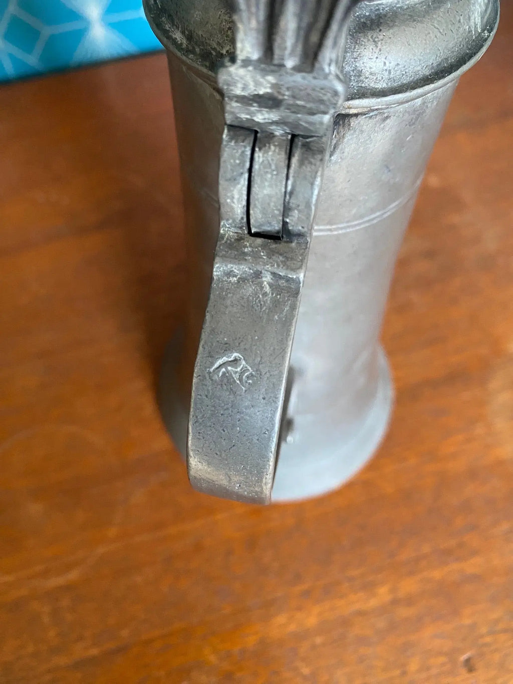 Chope en étain, XVIIIème, à décors d'un visage, armoiries présentes. Rare. Antiquités de France