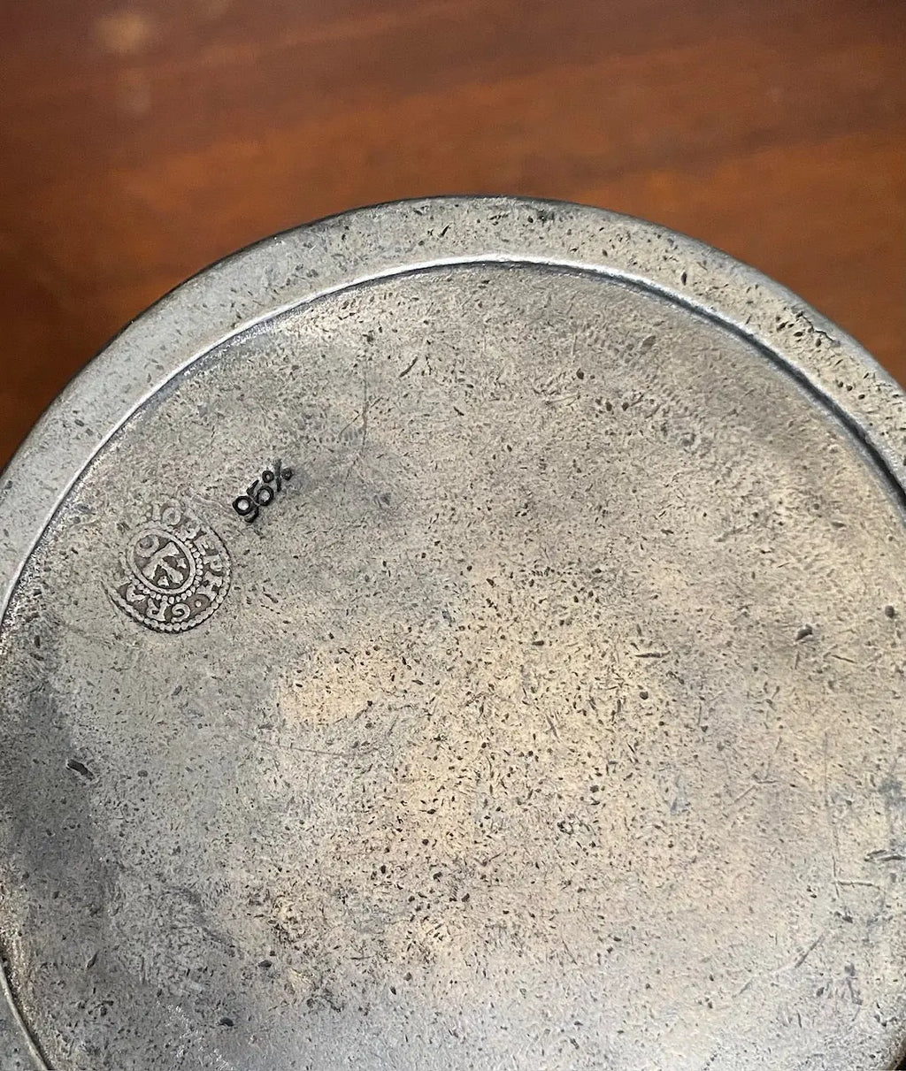 Chope en étain, XVIIIème, à décors d'un visage, armoiries présentes. Rare. Antiquités de France