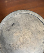 Chope en étain, XVIIIème, à décors d'un visage, armoiries présentes. Rare. Antiquités de France