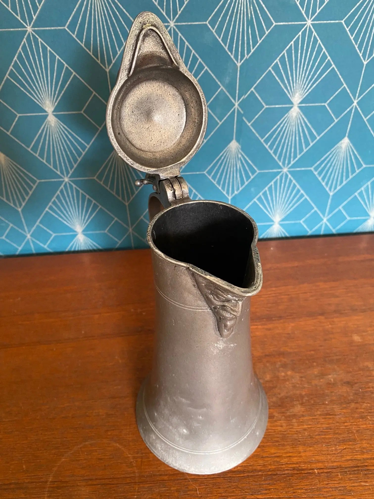 Chope en étain, XVIIIème, à décors d'un visage, armoiries présentes. Rare. Antiquités de France