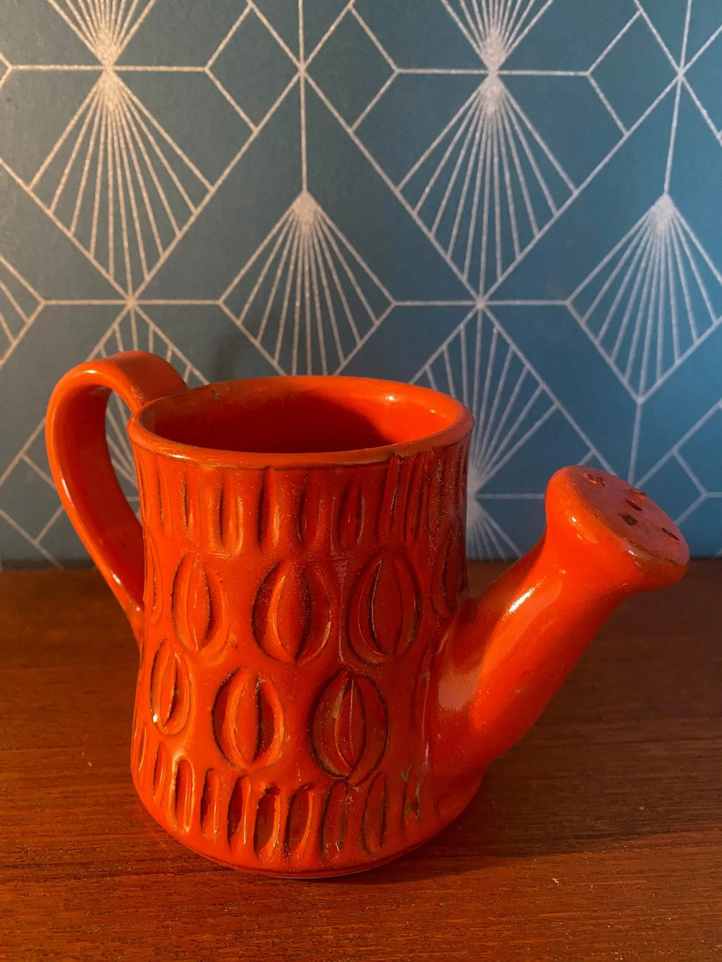 Petite verseuse vintage, en terre cuite émaillée, école Italienne Romacréa, 1960, en forme d'arrosoir. Antiquités de France