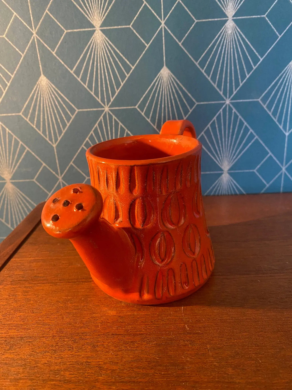 Petite verseuse vintage, en terre cuite émaillée, école Italienne Romacréa, 1960, en forme d'arrosoir. Antiquités de France