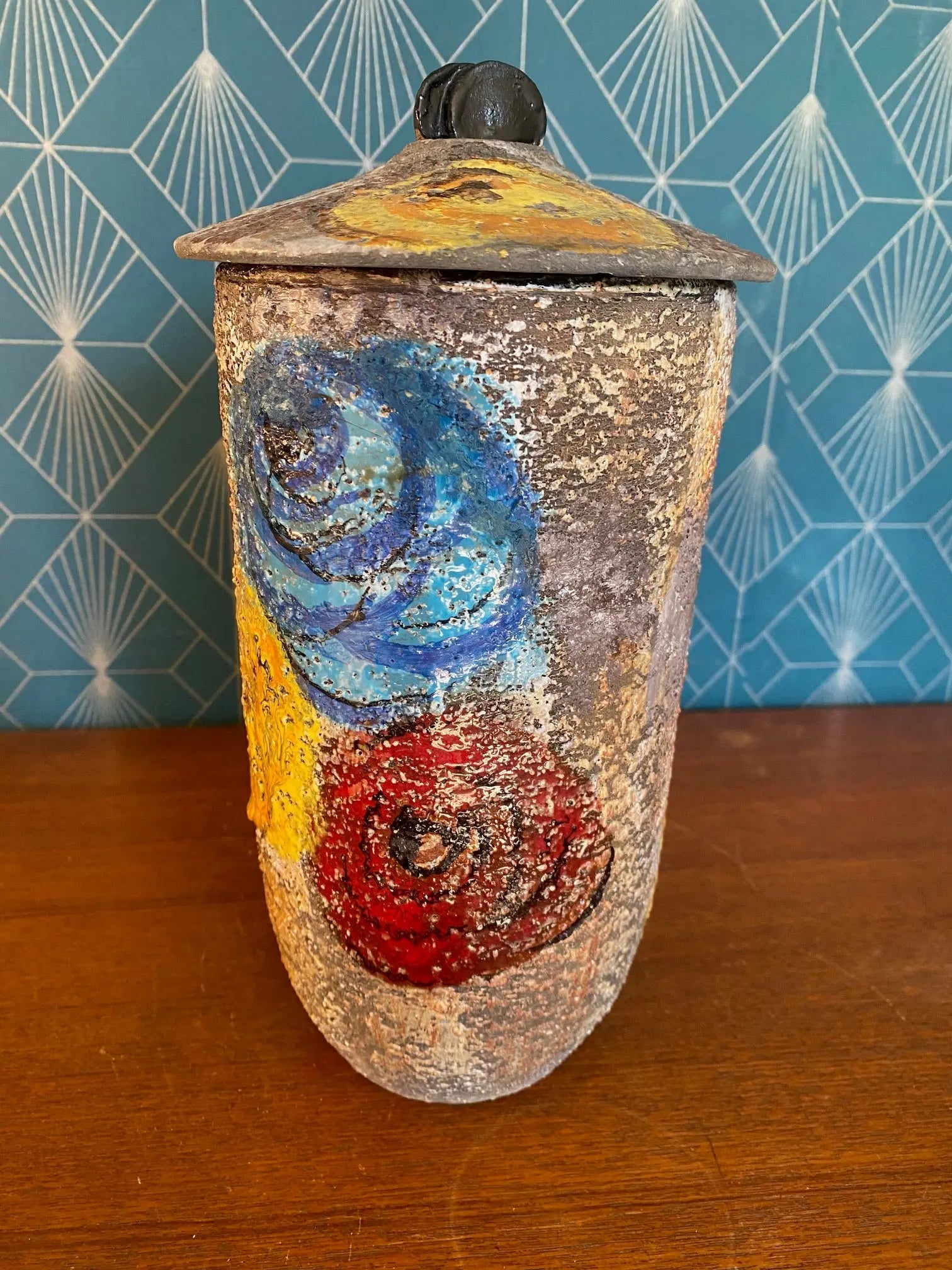 Terre cuite ancienne, pot à couvert par l' école Italienne Romacréa, 1950. Antiquités de France