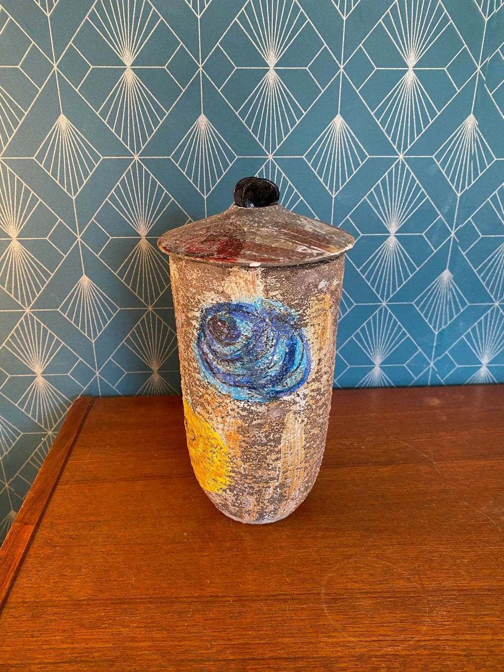 Terre cuite ancienne, pot à couvert par l' école Italienne Romacréa, 1950. Antiquités de France