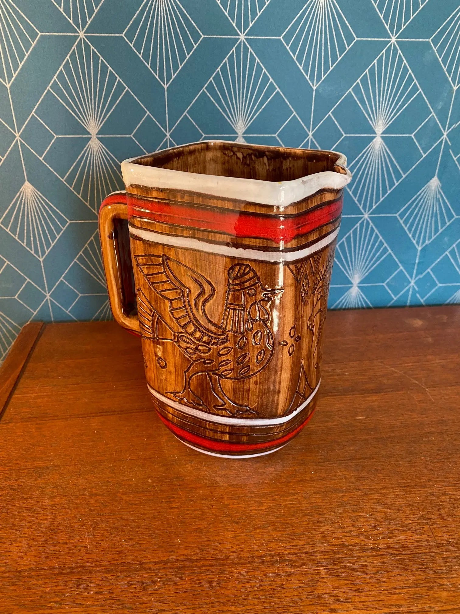 Ancien pichet en Céramique émaillée, à section carré et décors Zoomorphe, école Italienne Romacréa, des années 60. Antiquités de France