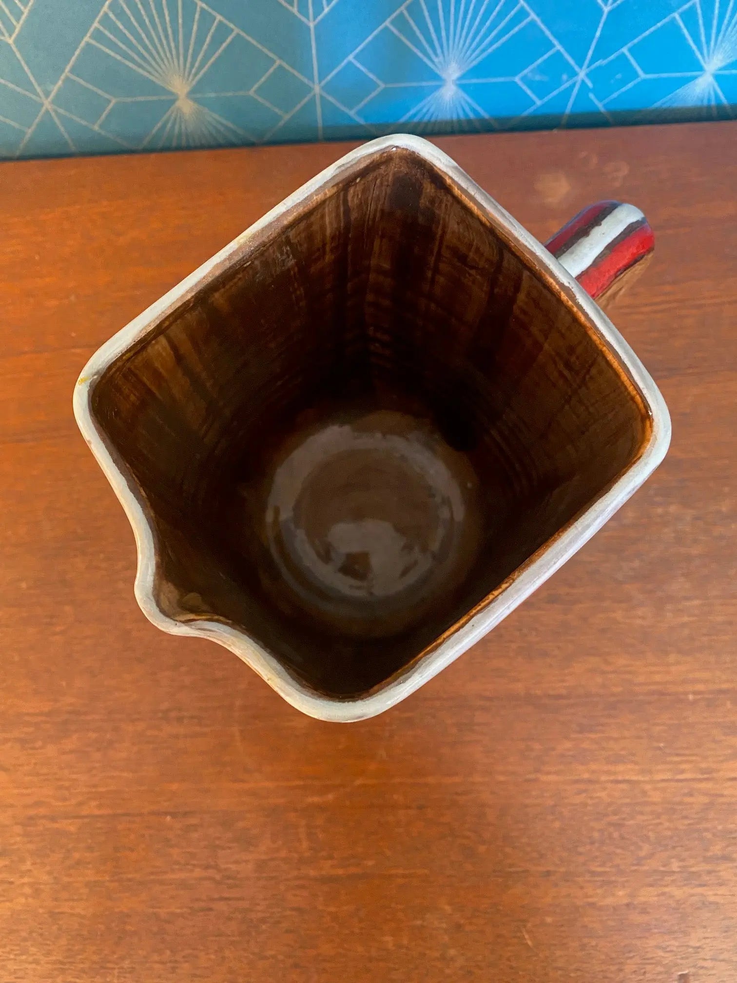 Ancien pichet en Céramique émaillée, à section carré et décors Zoomorphe, école Italienne Romacréa, des années 60. Antiquités de France