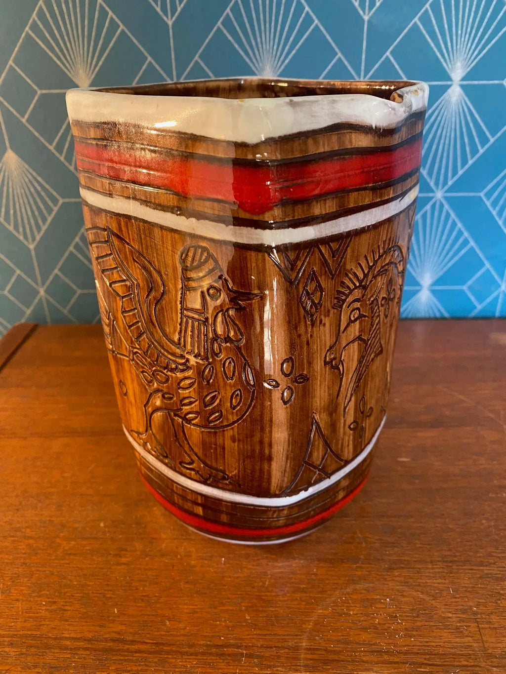 Ancien pichet en Céramique émaillée, à section carré et décors Zoomorphe, école Italienne Romacréa, des années 60. Antiquités de France