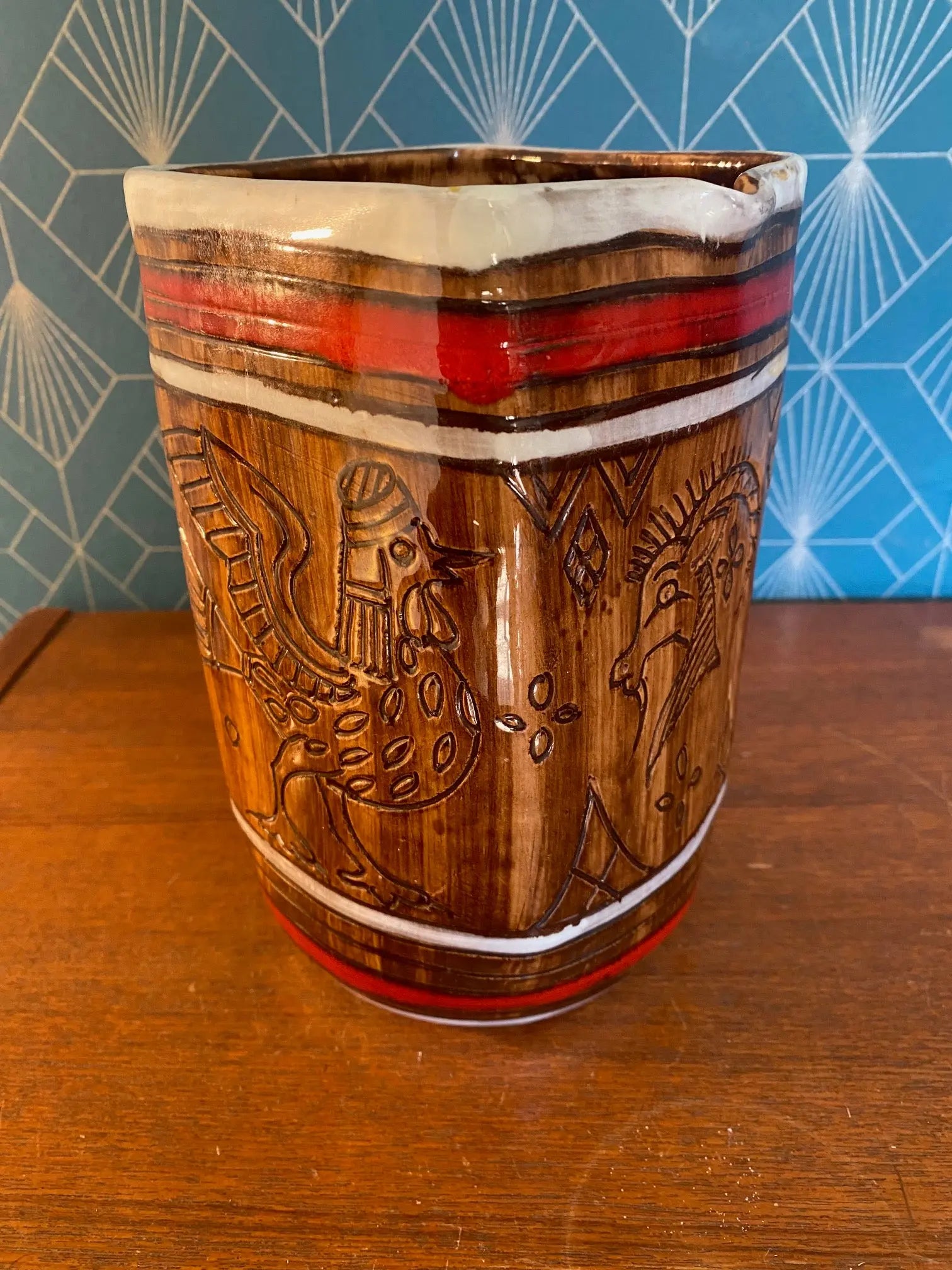 Ancien pichet en Céramique émaillée, à section carré et décors Zoomorphe, école Italienne Romacréa, des années 60. Antiquités de France