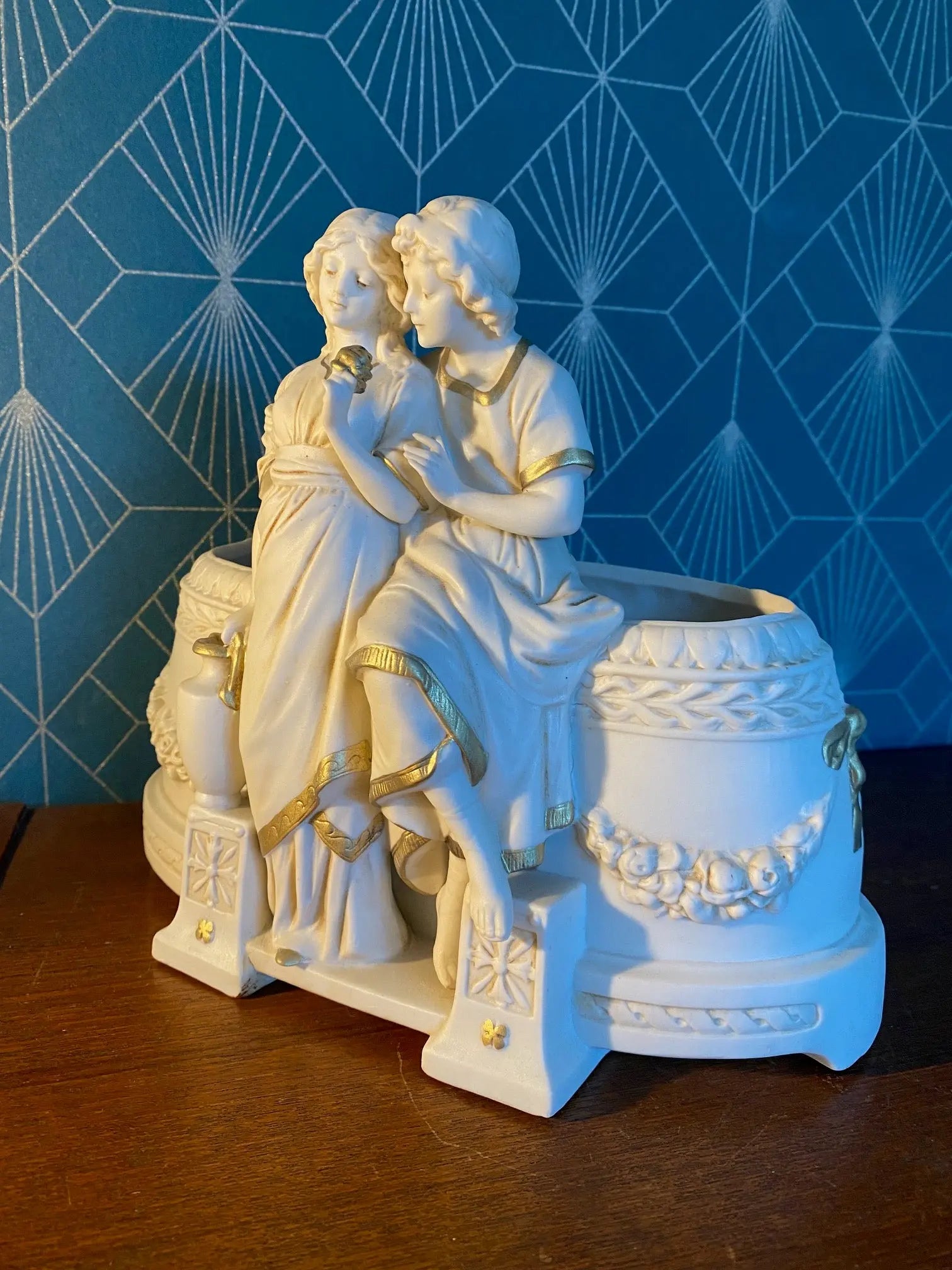 Royal Dux, coupe en biscuit, ou jardinière, sculpture ancienne d'une scène romantique. Antiquités de France