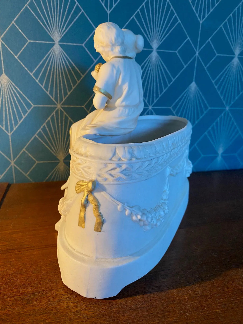 Royal Dux, coupe en biscuit, ou jardinière, sculpture ancienne d'une scène romantique. Antiquités de France