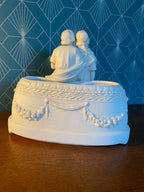 Royal Dux, coupe en biscuit, ou jardinière, sculpture ancienne d'une scène romantique. Antiquités de France