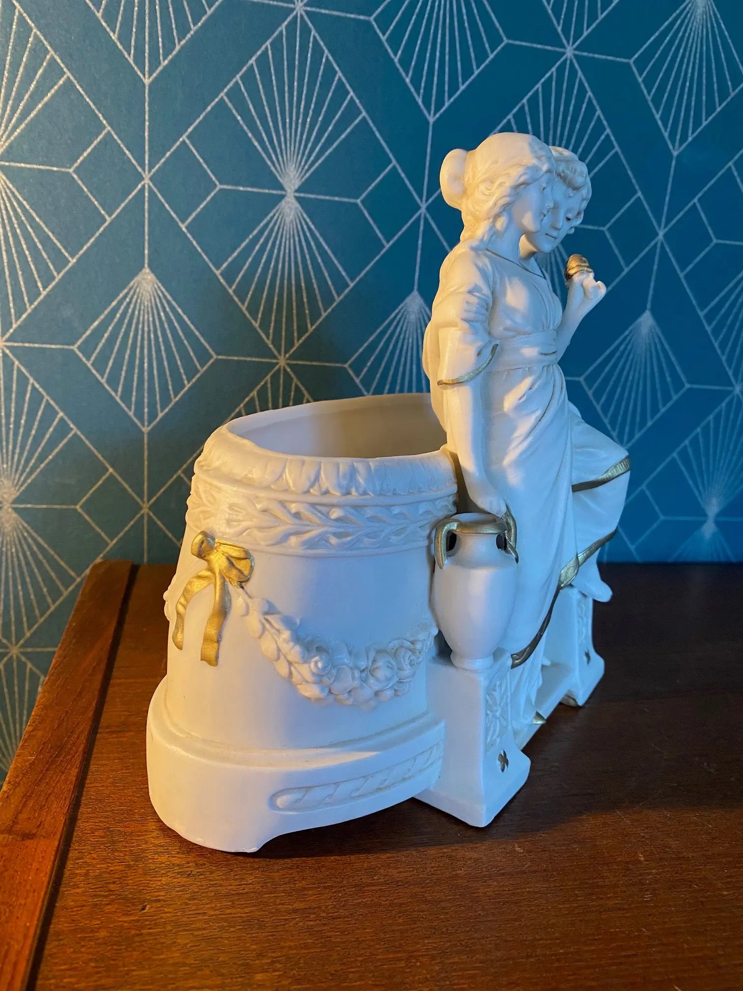Royal Dux, coupe en biscuit, ou jardinière, sculpture ancienne d'une scène romantique. Antiquités de France