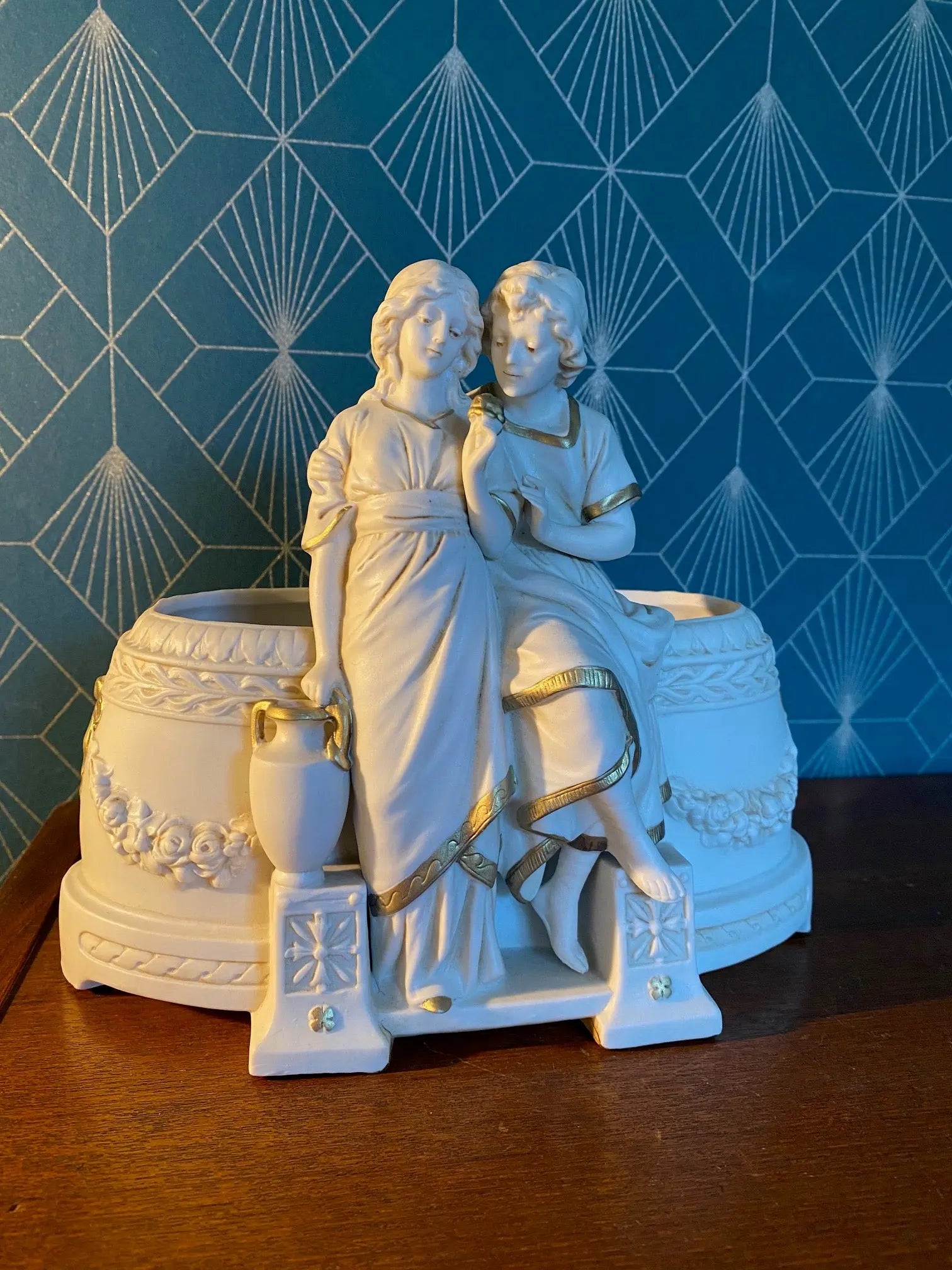 Royal Dux, coupe en biscuit, ou jardinière, sculpture ancienne d'une scène romantique. Antiquités de France