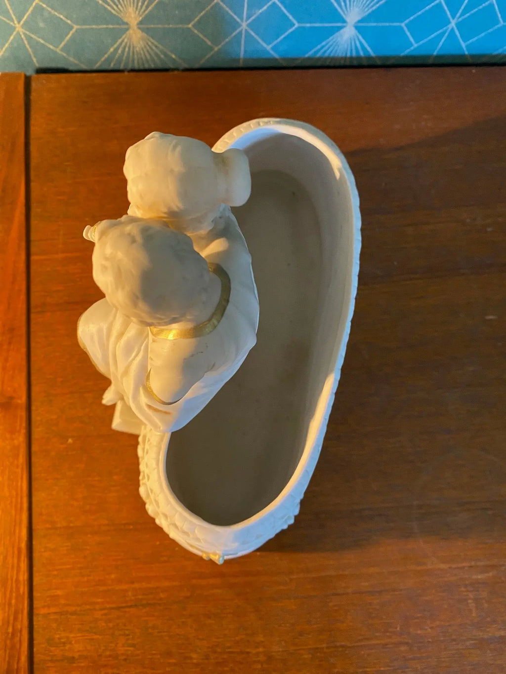 Royal Dux, coupe en biscuit, ou jardinière, sculpture ancienne d'une scène romantique. Antiquités de France