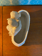 Royal Dux, coupe en biscuit, ou jardinière, sculpture ancienne d'une scène romantique. Antiquités de France