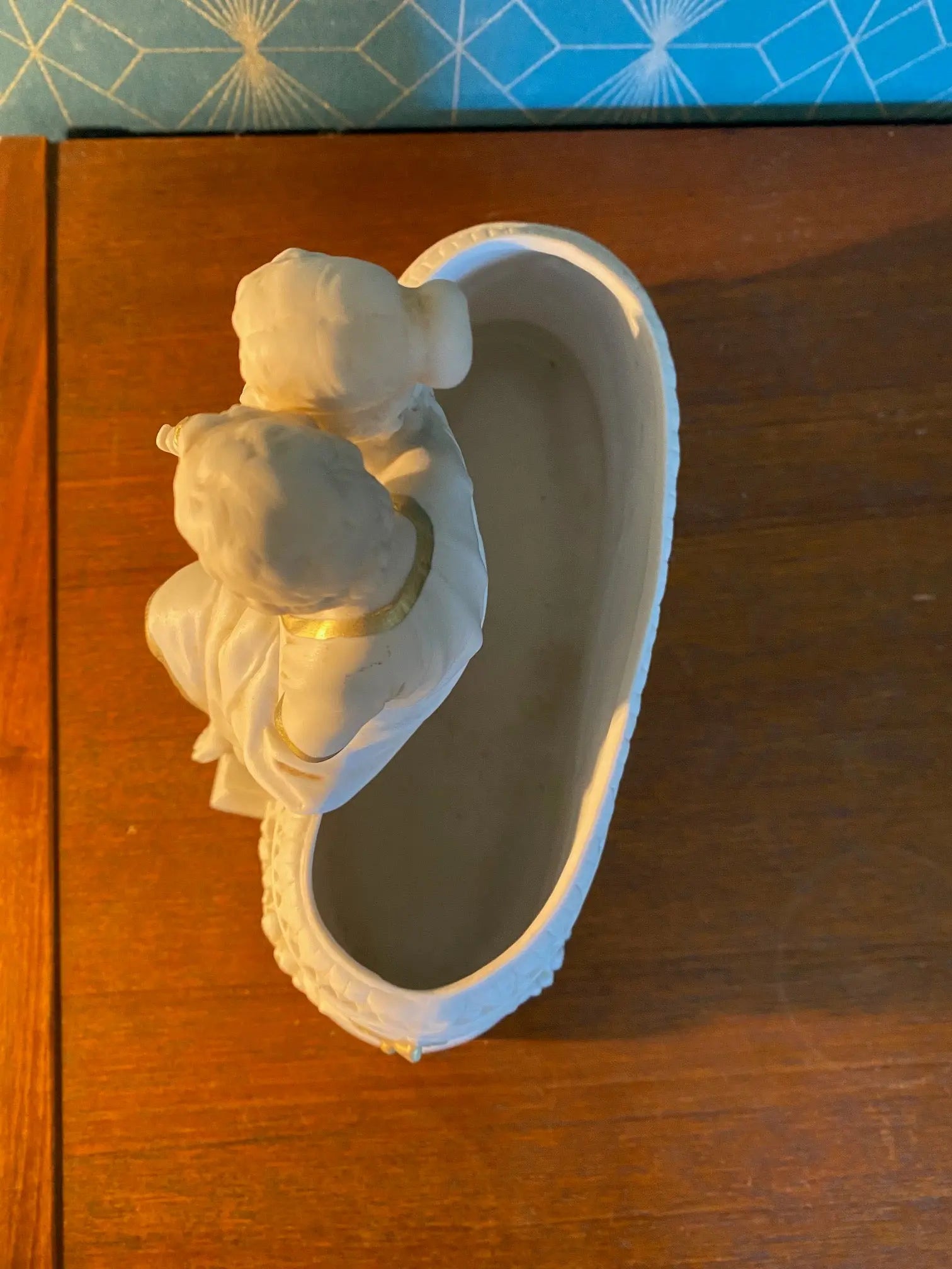 Royal Dux, coupe en biscuit, ou jardinière, sculpture ancienne d'une scène romantique. Antiquités de France