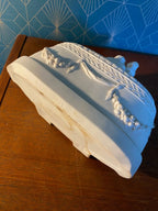 Royal Dux, coupe en biscuit, ou jardinière, sculpture ancienne d'une scène romantique. Antiquités de France