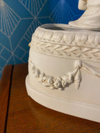 Royal Dux, coupe en biscuit, ou jardinière, sculpture ancienne d'une scène romantique. Antiquités de France