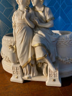 Royal Dux, coupe en biscuit, ou jardinière, sculpture ancienne d'une scène romantique. Antiquités de France