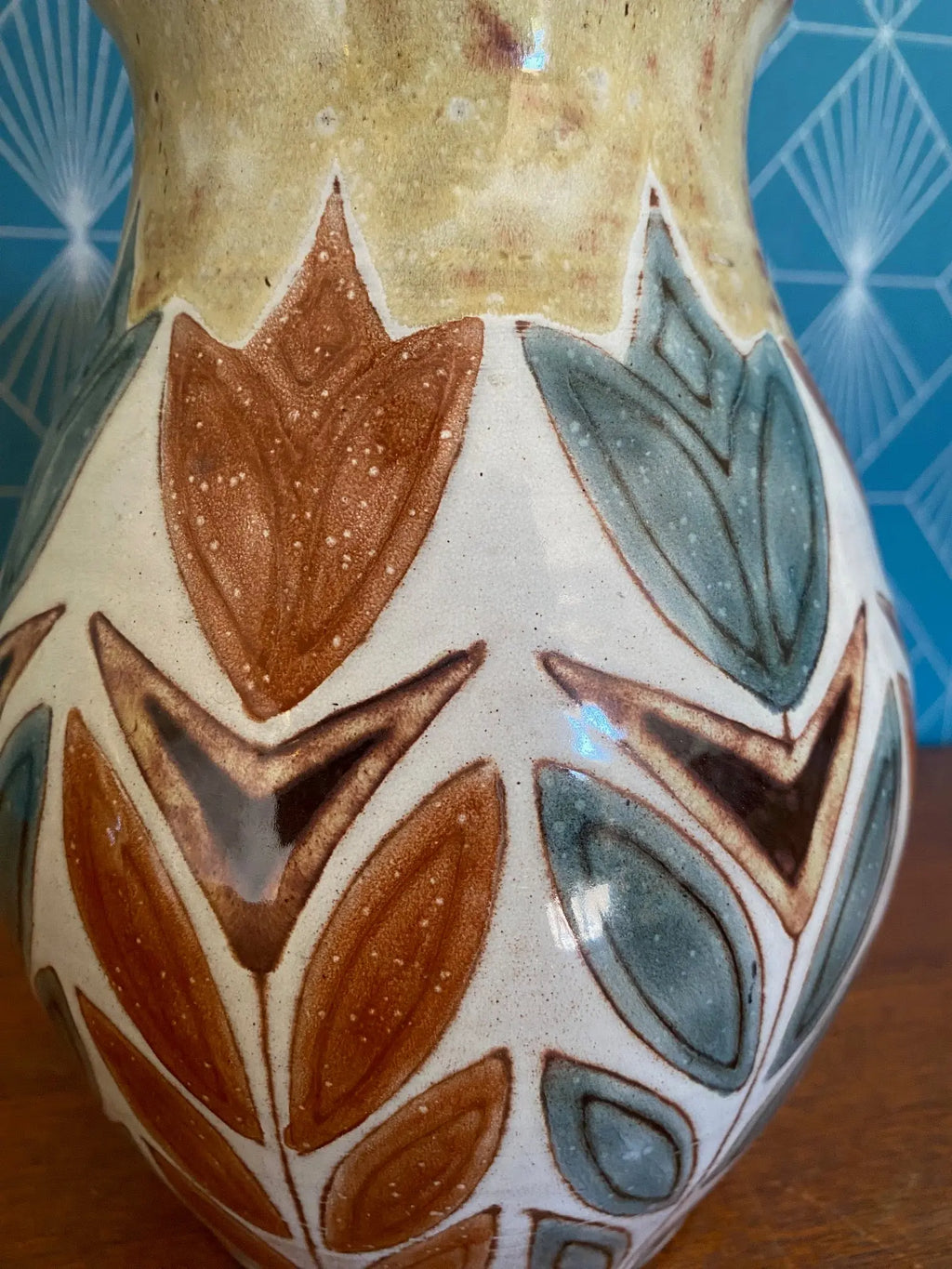 Vase ancien signé Malarmey, décors cloisonné de tulipes bleues et ocres. 1950 Antiquités de France