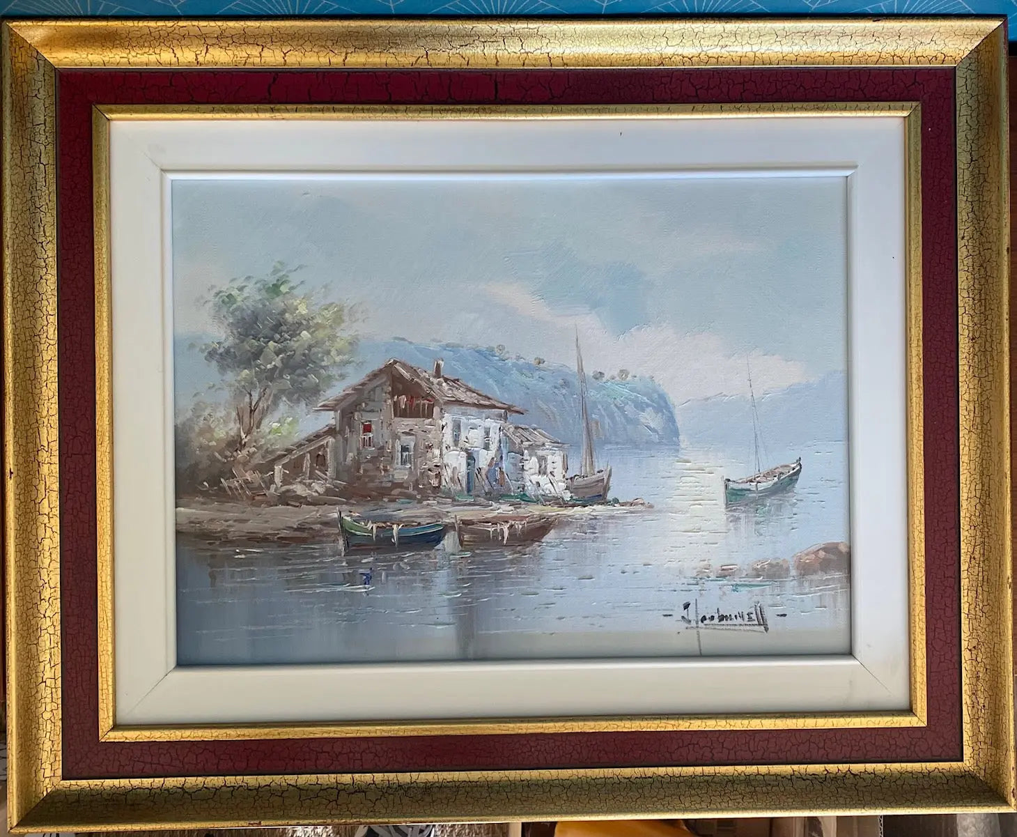 Huile sur toile marine, au décors d'un lac ,tableau signé, thème de bateaux et d'une cabane. Antiquités de France