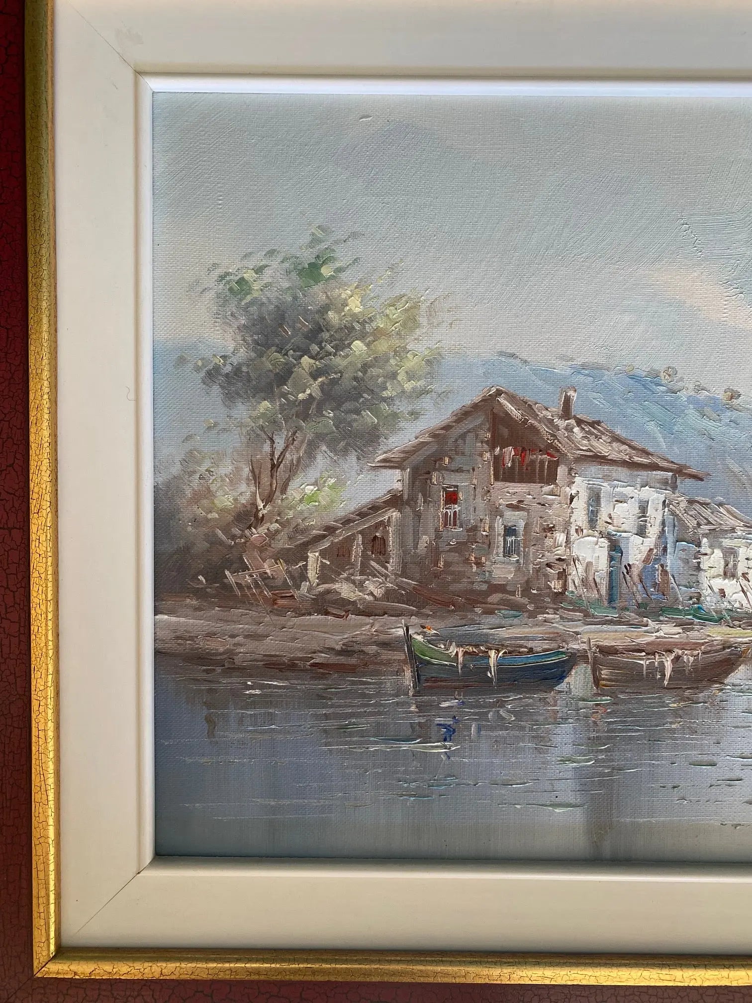 Huile sur toile marine, au décors d'un lac ,tableau signé, thème de bateaux et d'une cabane. Antiquités de France