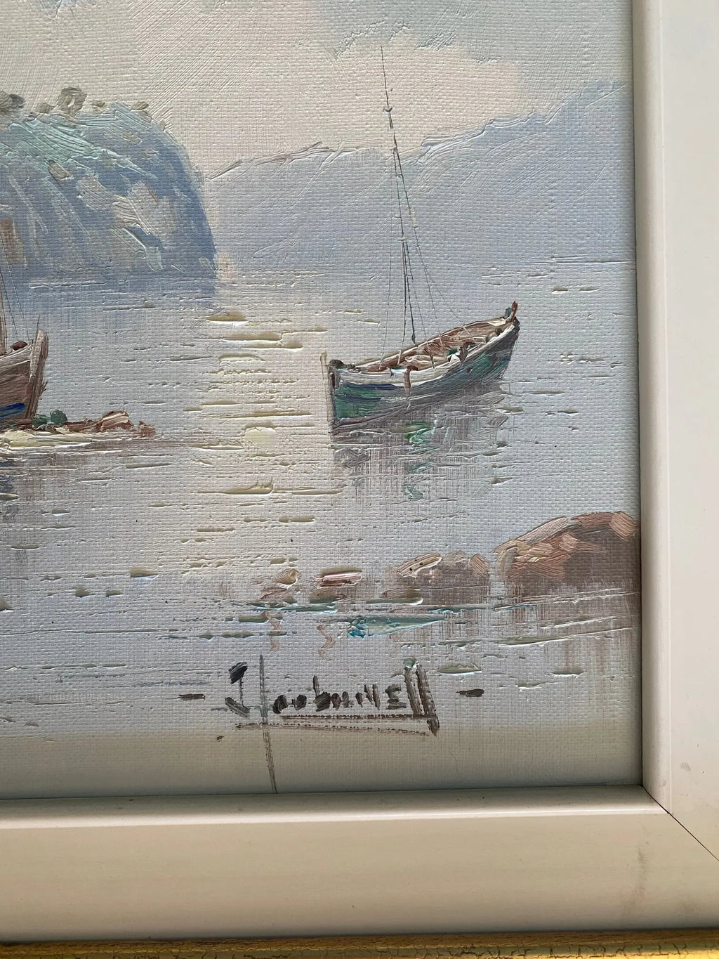 Huile sur toile marine, au décors d'un lac ,tableau signé, thème de bateaux et d'une cabane. Antiquités de France