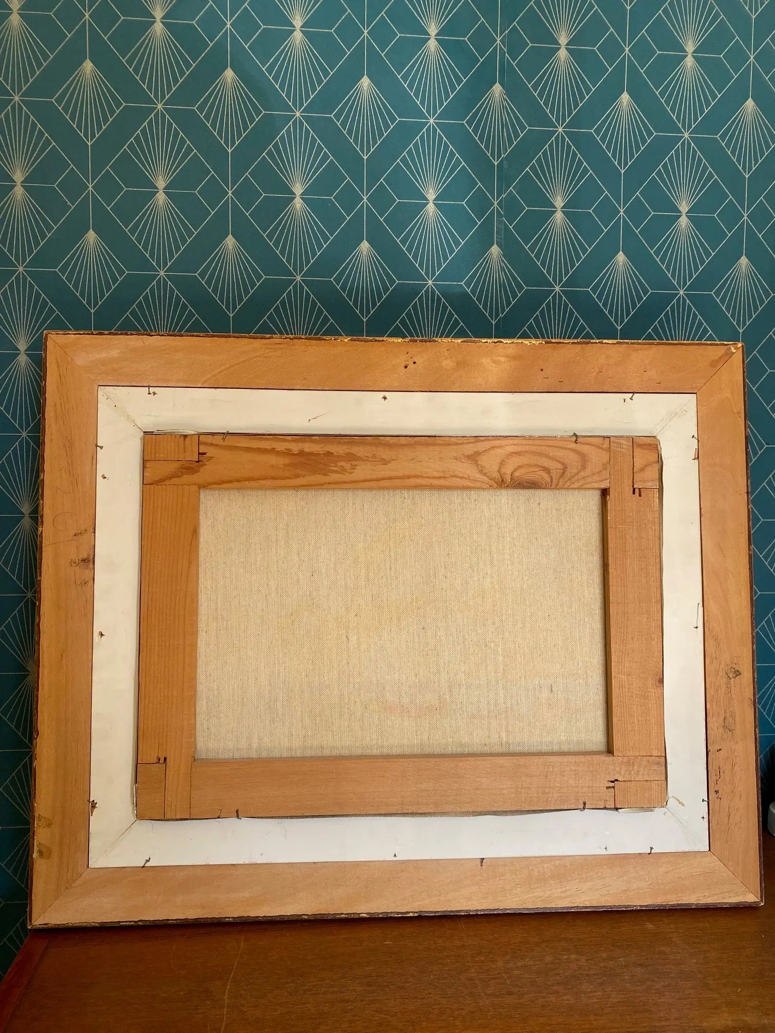 Huile sur toile marine, au décors d'un lac ,tableau signé, thème de bateaux et d'une cabane. Antiquités de France