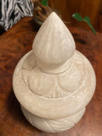 Pot à couvert ancien, Albâtre, d' époque art déco. Bel état. Antiquités de France