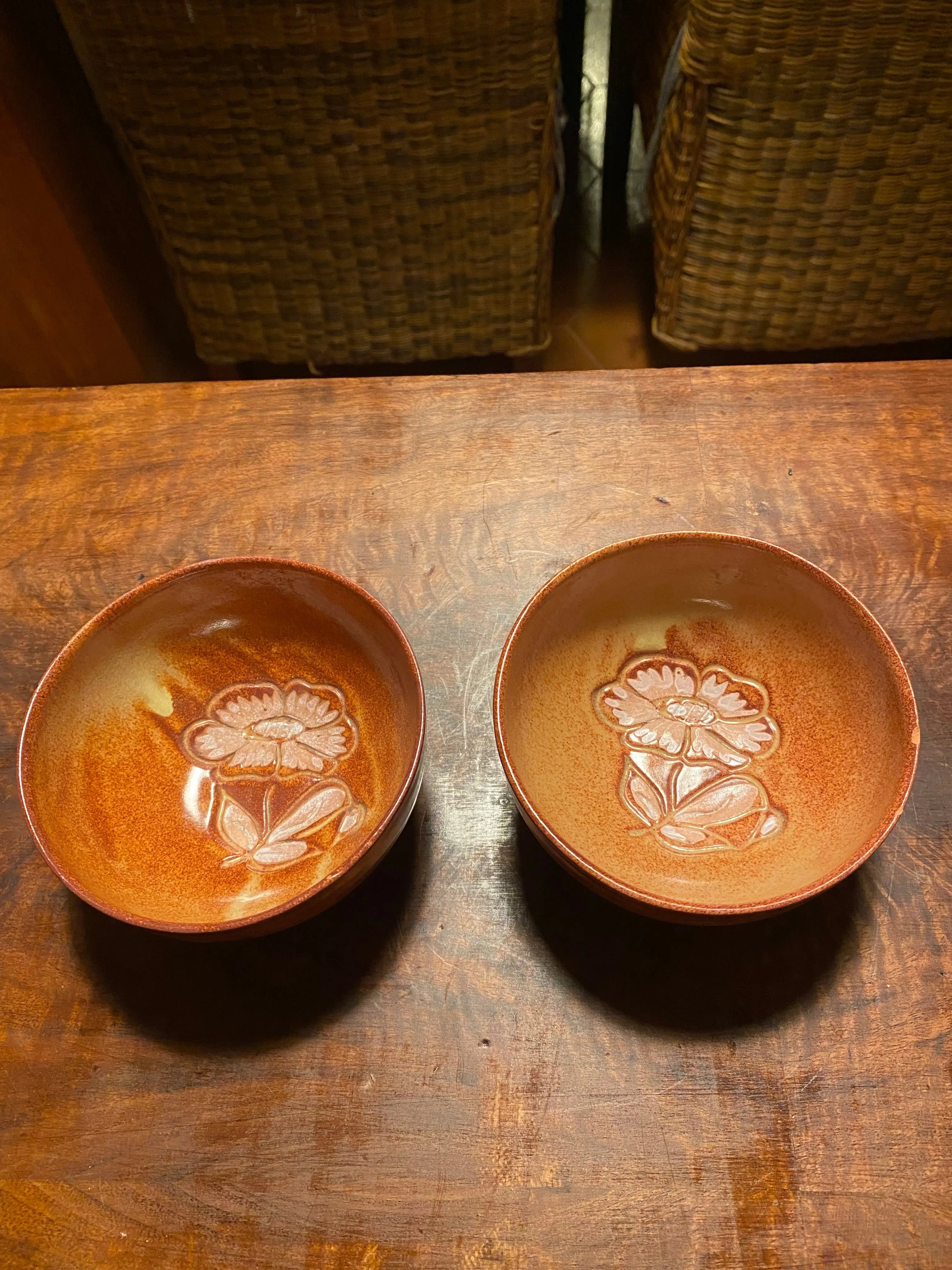 Céramique vintage des années 60/70, 2 bols signés Vallauris , à décor fleurs. Antiquités de France