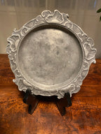 Assiette en étain XVIIIème – chantournée Descamps Nicols, rare 1751, 20 cm Ø-{{shop name}}