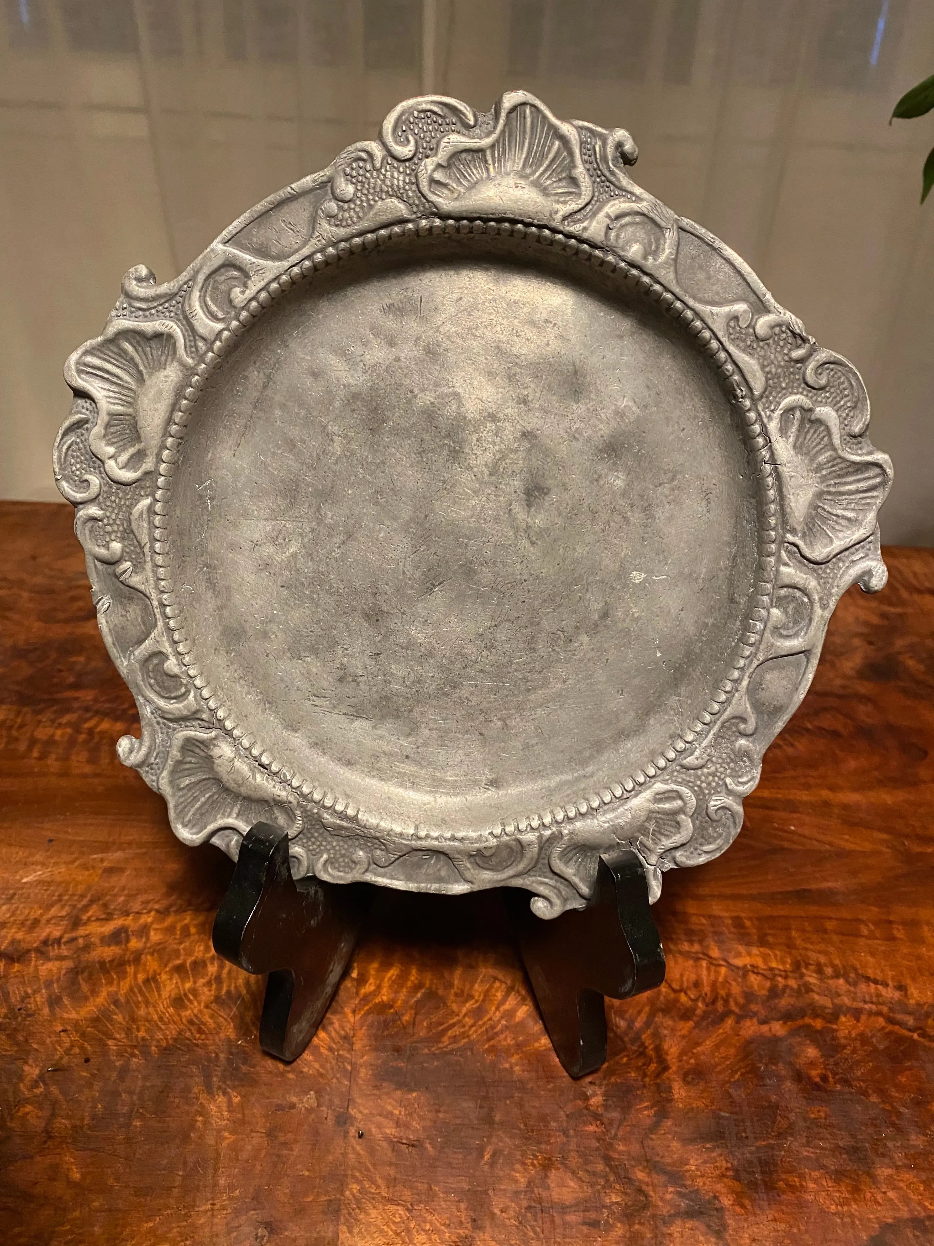 Assiette en étain XVIIIème – chantournée Descamps Nicols, rare 1751, 20 cm Ø-{{shop name}}