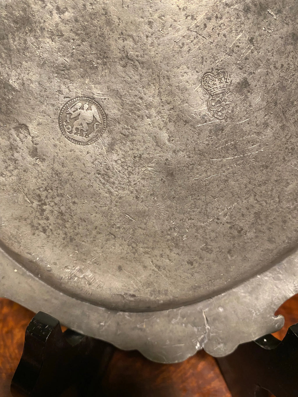 Assiette en étain XVIIIème – chantournée Descamps Nicols, rare 1751, 20 cm Ø-{{shop name}}