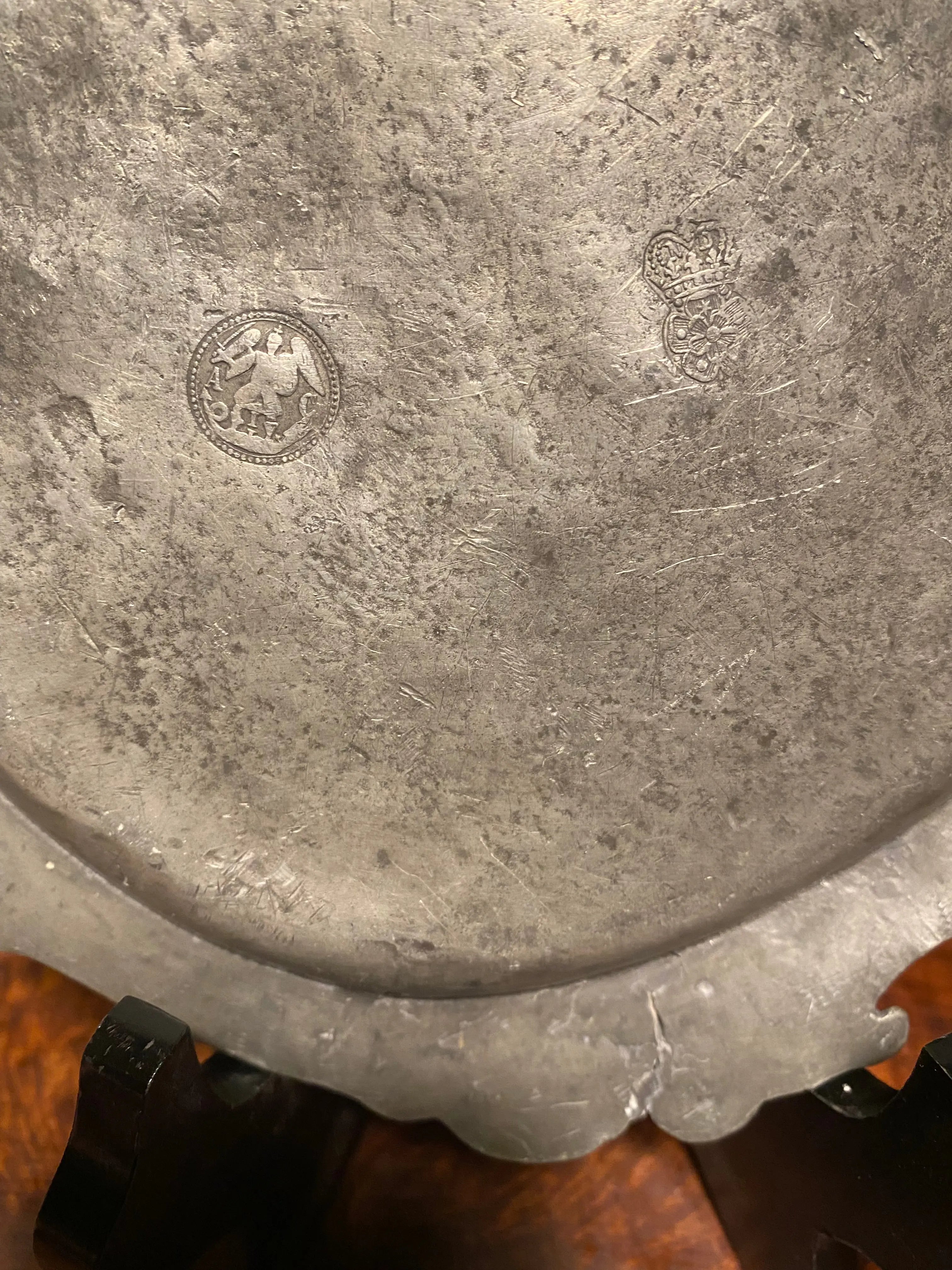 Assiette en étain XVIIIème – chantournée Descamps Nicols, rare 1751, 20 cm Ø-{{shop name}}