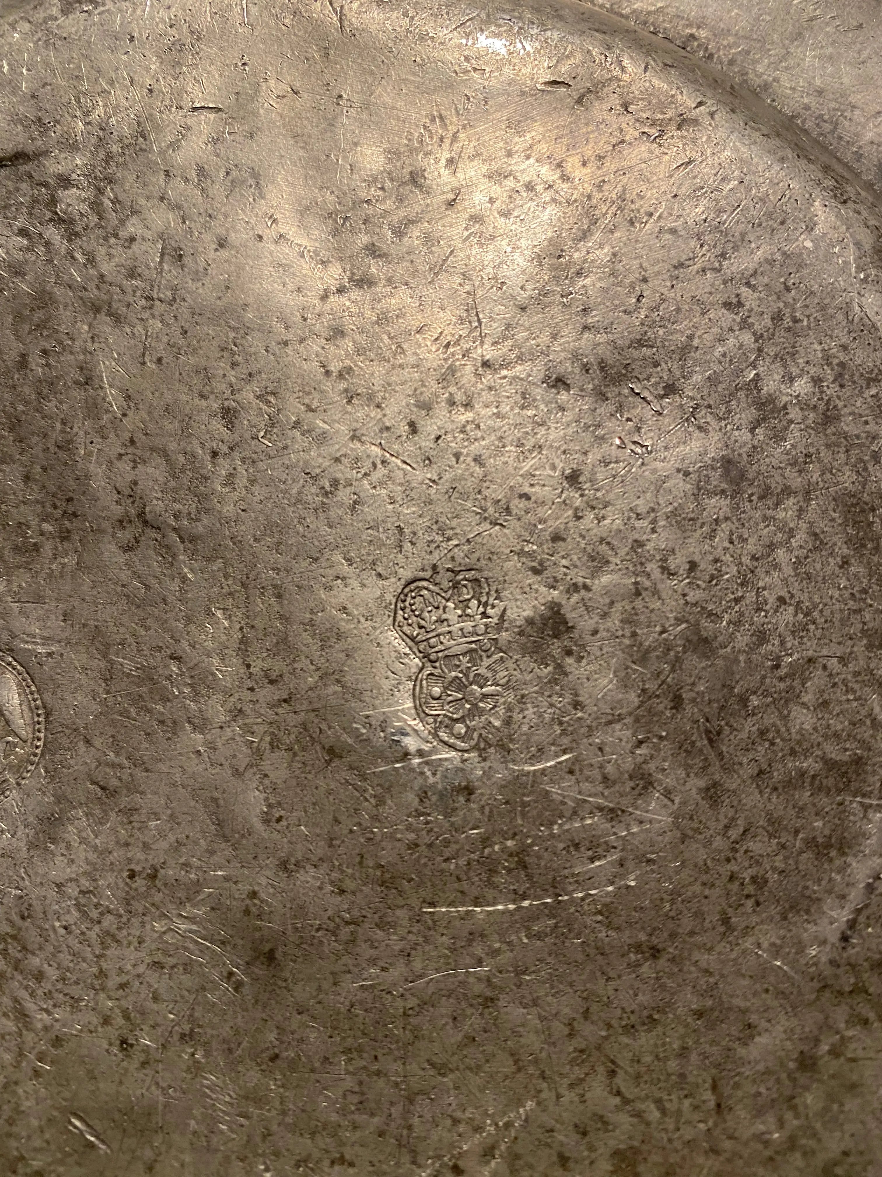 Assiette en étain XVIIIème – chantournée Descamps Nicols, rare 1751, 20 cm Ø-{{shop name}}