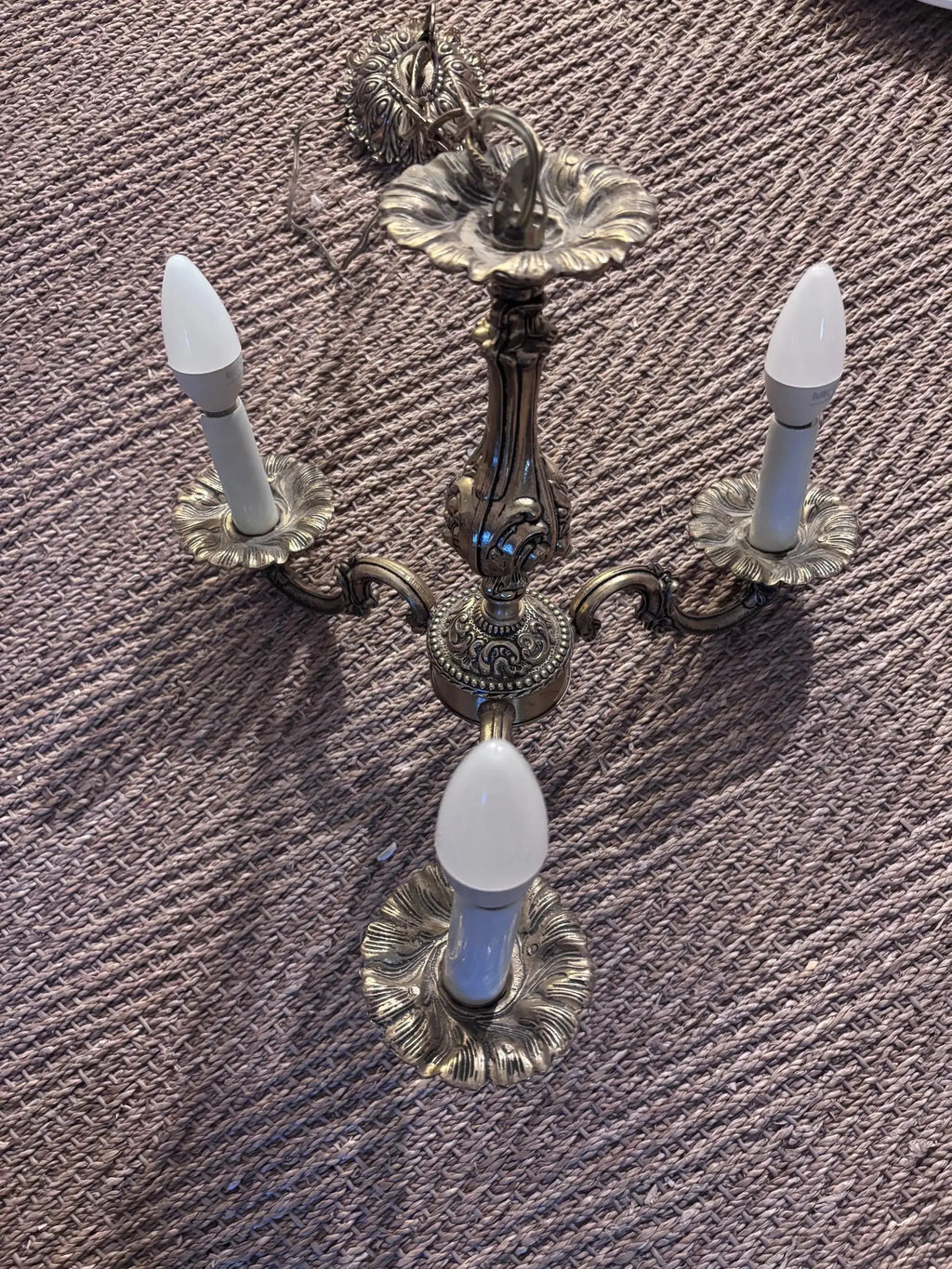 Lustre style Louis XVI, XXe 3 branches décor rocailles, superbe et fonctionnel.-{{shop name}}